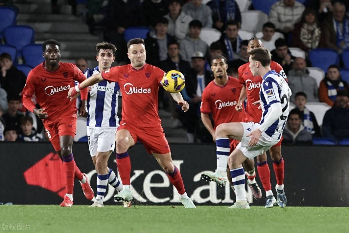 塞维利亚意外输球，球队战绩受挫，主帅紧急召开战术会议的简单介绍