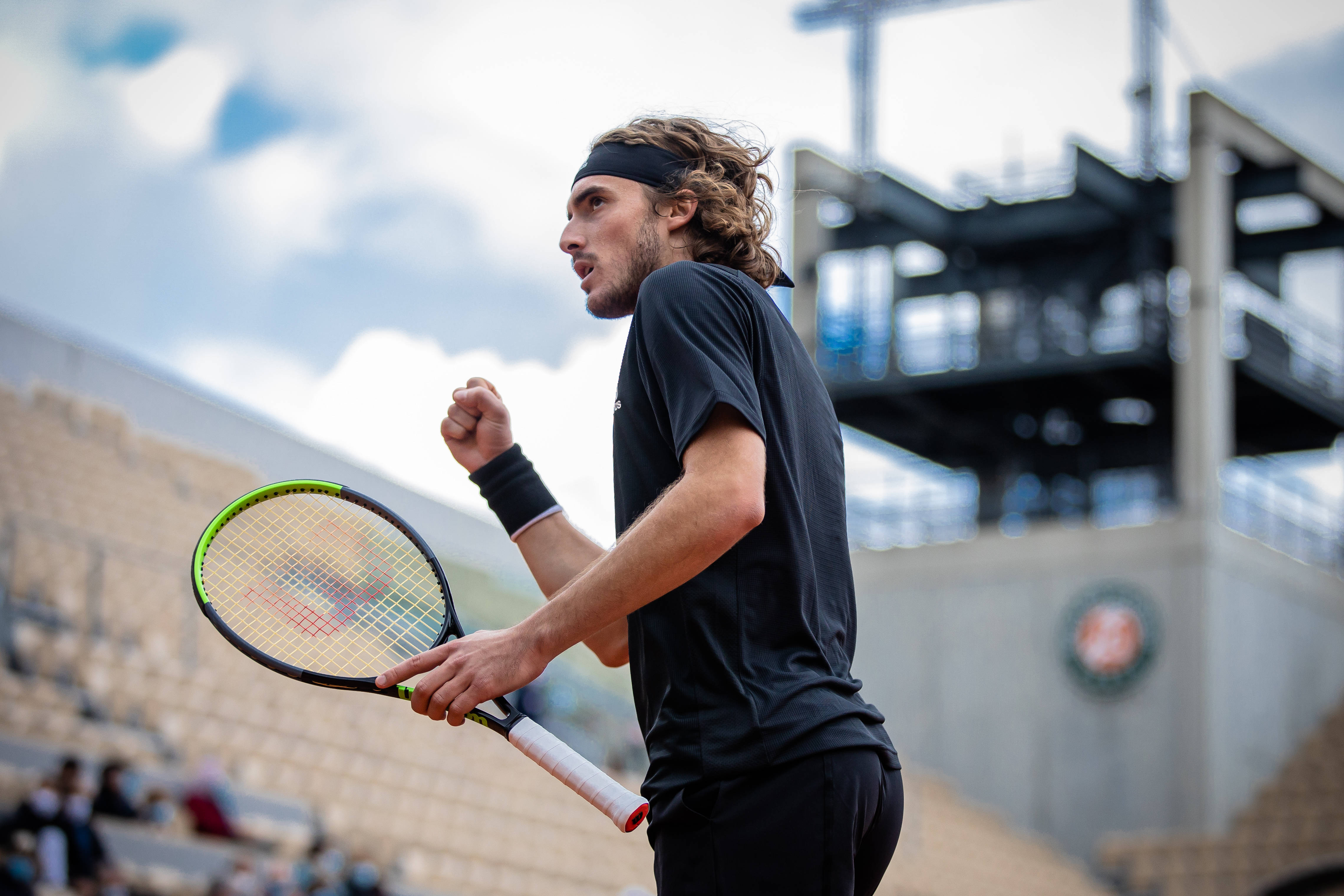 包含日本网球队力克澳大利亚网球队，西西帕斯高光表现的词条