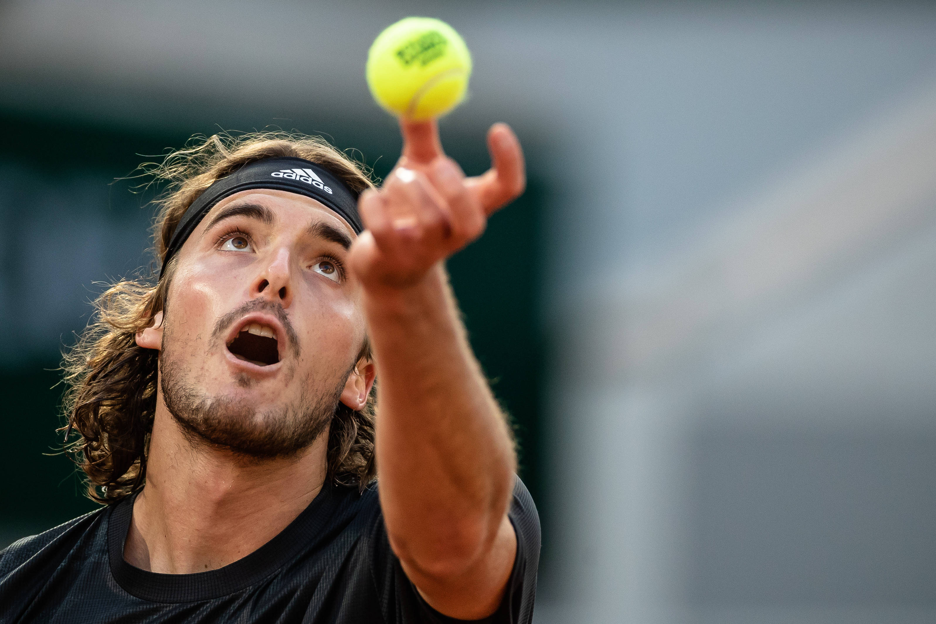 包含日本网球队力克澳大利亚网球队，西西帕斯高光表现的词条