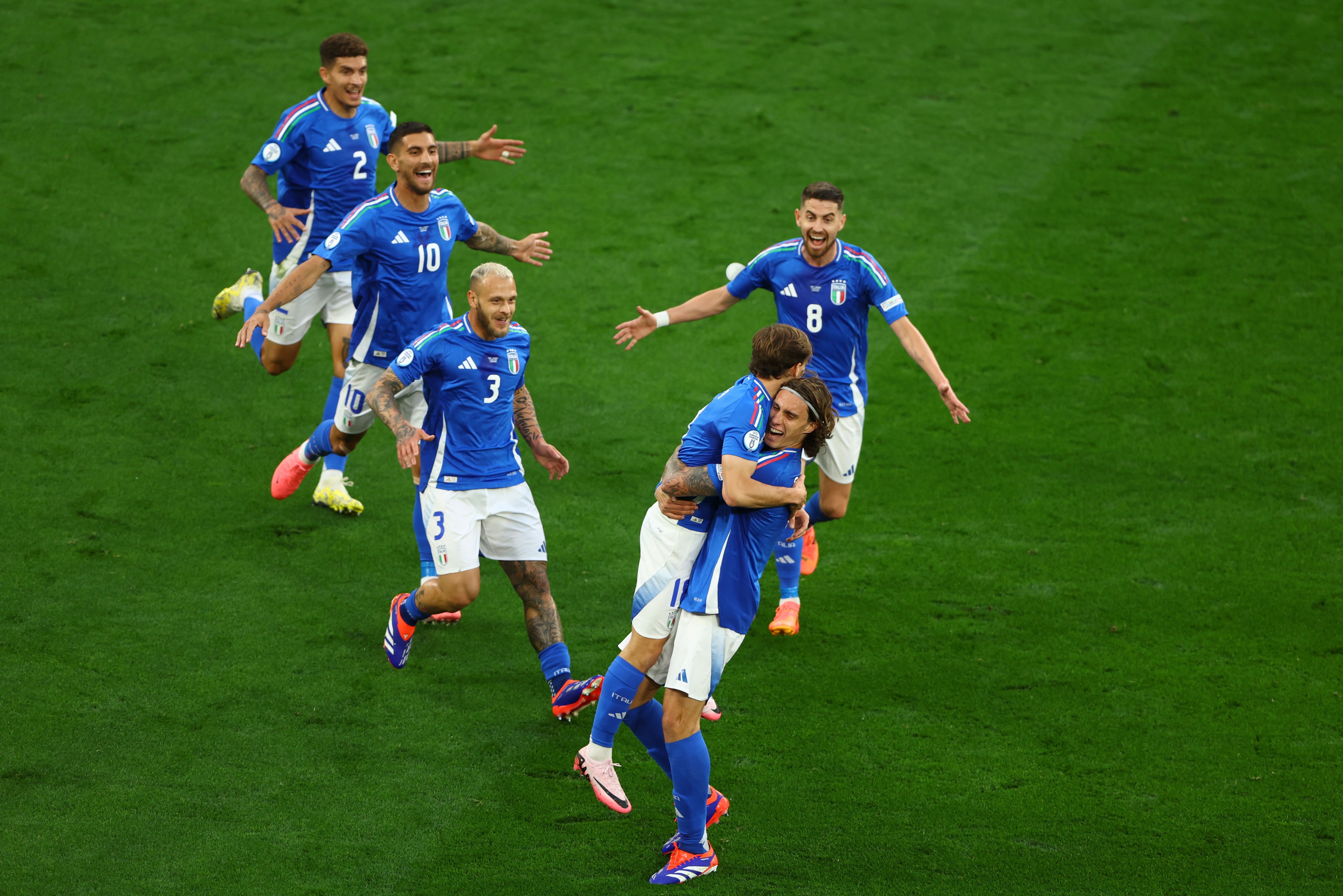 包含欧预赛比赛首轮揭幕，球员们备战冲刺的词条