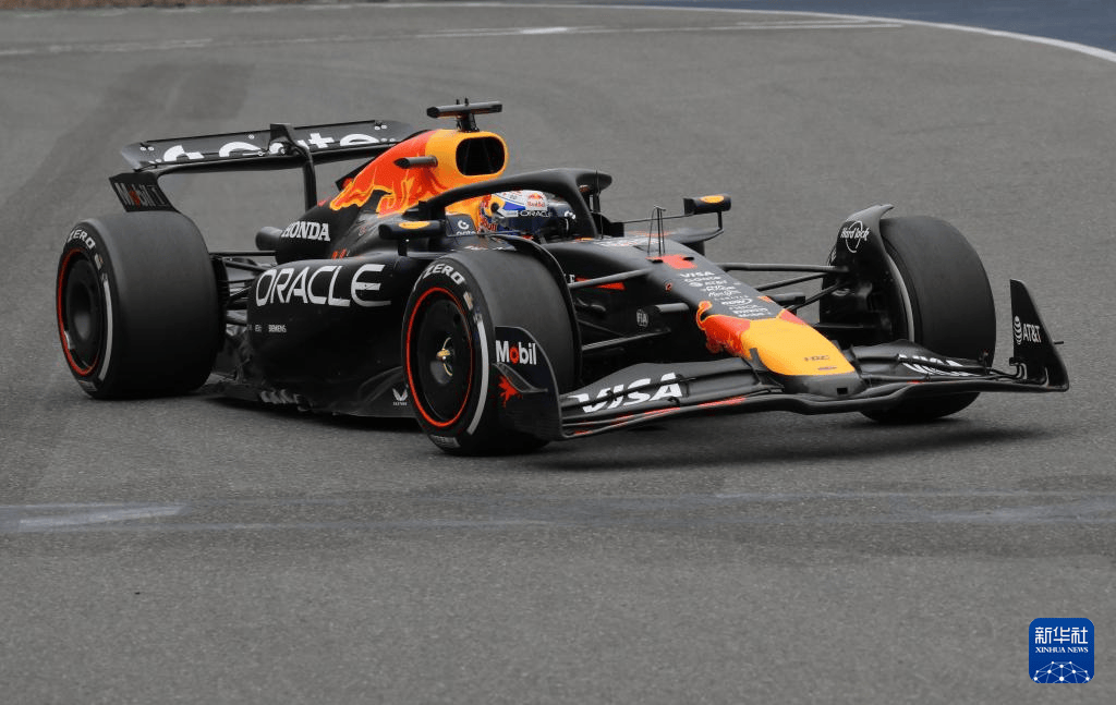 包含红牛车队轻取梅赛德斯，拉塞尔刷新纪录的词条