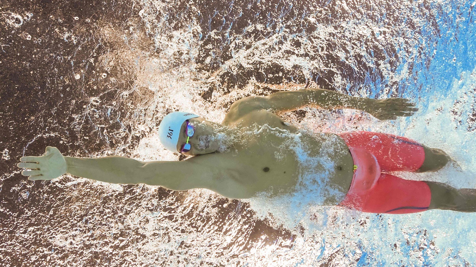 赛道上的绝对主权，塞恩斯驾驶哈斯赛车统治全场，完胜雷诺